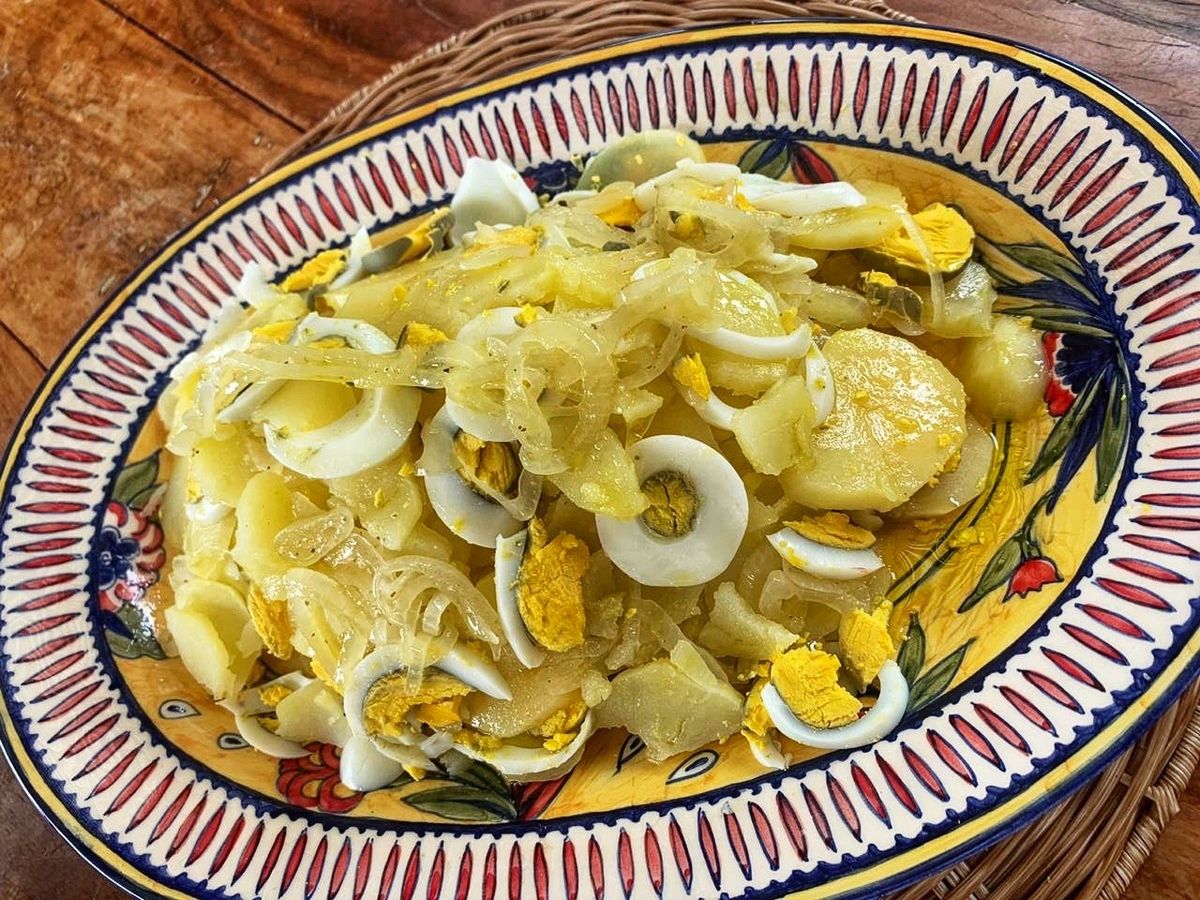 Salada de batata com ovo e molho de cebola da chef Giovana Moyzes