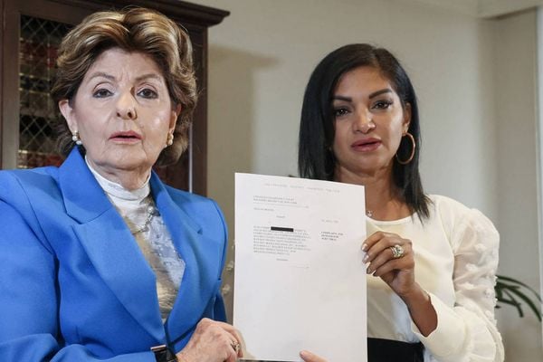  Thalia Graves e sua advogada Gloria Allred em conferência de imprensa em Los Angeles