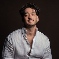 “O espetáculo é uma comédia, até quando falo de perdas é uma comédia. Uso o texto em primeira pessoa, mas não é um stand-up puro. Uso elementos do teatro, como cenário e dramaturgia, em favor do stand-up”