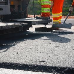 Medida começa a valer na noite desta quinta-feira (14) e foi tomada pela Ecovias 101 para sinalizar e reparar um buraco na pista