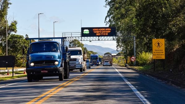 Em determinados pontos, os condutores devem manter atenção redobrada por conta de curvas acentuadas, obras em andamento ou ausência de acostamento