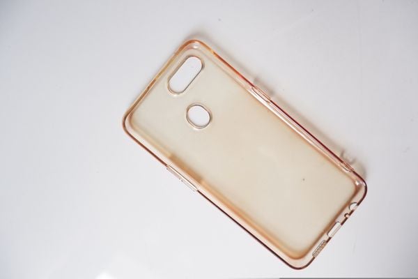 Aprenda a limpar capinha de celular transparente