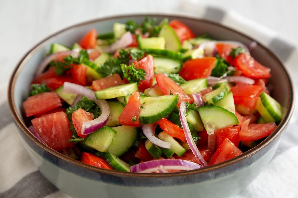 Salada de pepino com tomate e melancia (Imagem: Liudmyla Chuhunova | Shutterstock)