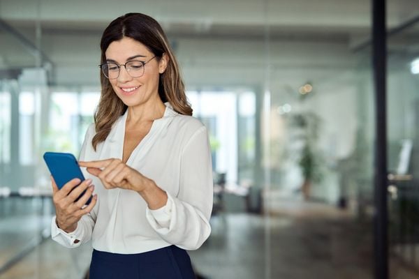 Mulher mexendo no celular / rede social