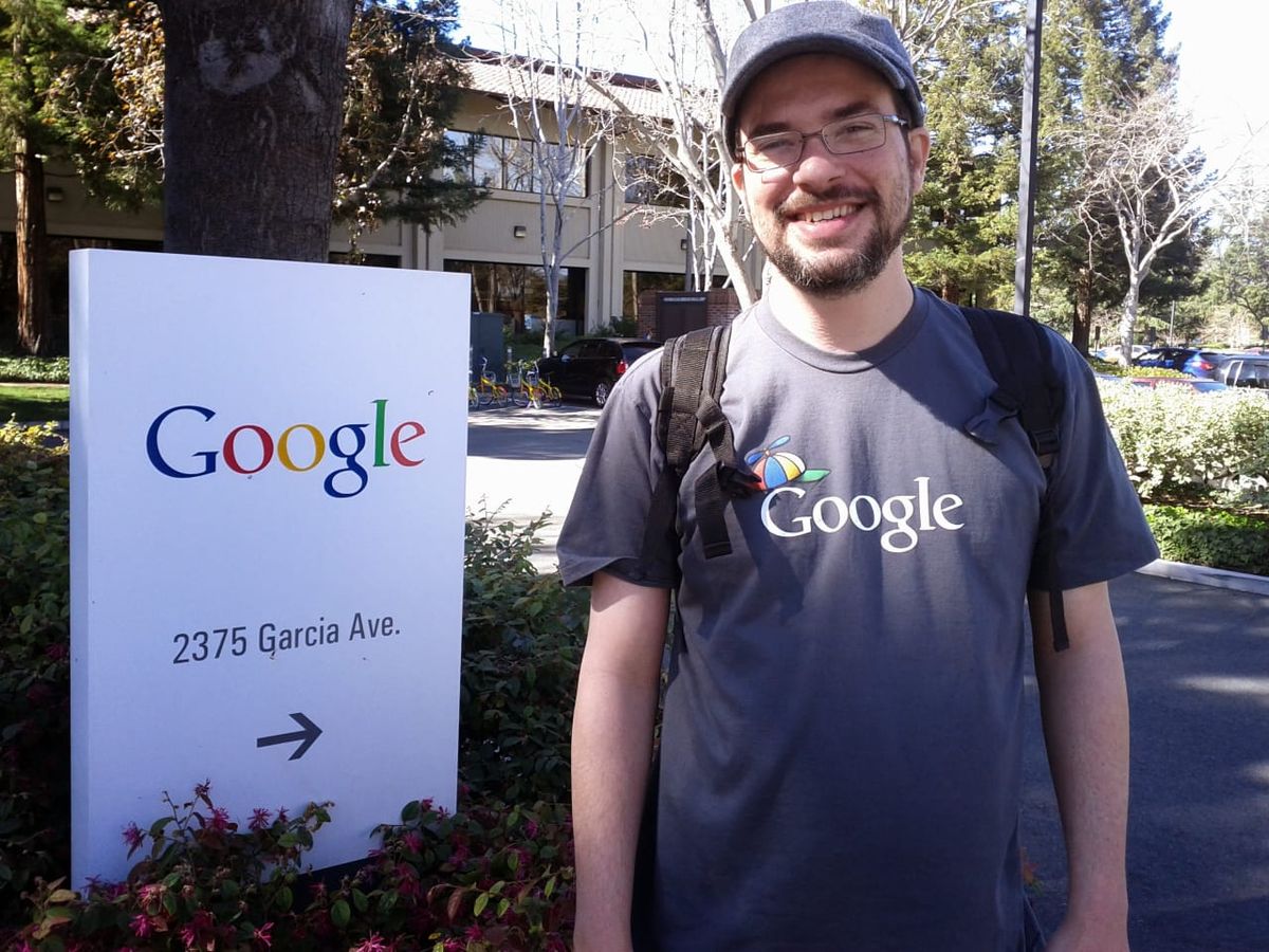 Pedro Simonetti Garcia é ex-aluno da Escola Monteiro e, desde 2012, atua como engenheiro de software da Google