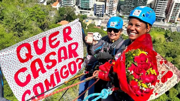 Com muita criatividade e romantismo, Egnaldo Santos decidiu surpreender a amada no ponto turístico onde se conheceram