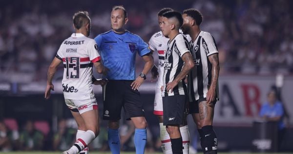 Lance que definiu o jogo a favor do Atlético-MG teve falta de Paulinho, e São Paulo teve pênalti mal marcado. Apenas em Peñarol e Flamengo o árbitro não se complicou