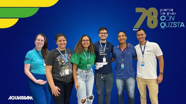 Henrique (de óculos) lidera uma equipe com profissionais de diferentes idades