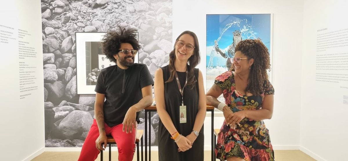 O curador, Nicolas Soares, a diretora do Museu Vale, Claudia Afonso, e a artista Márvila Araújo (direita) participam da ArtRio