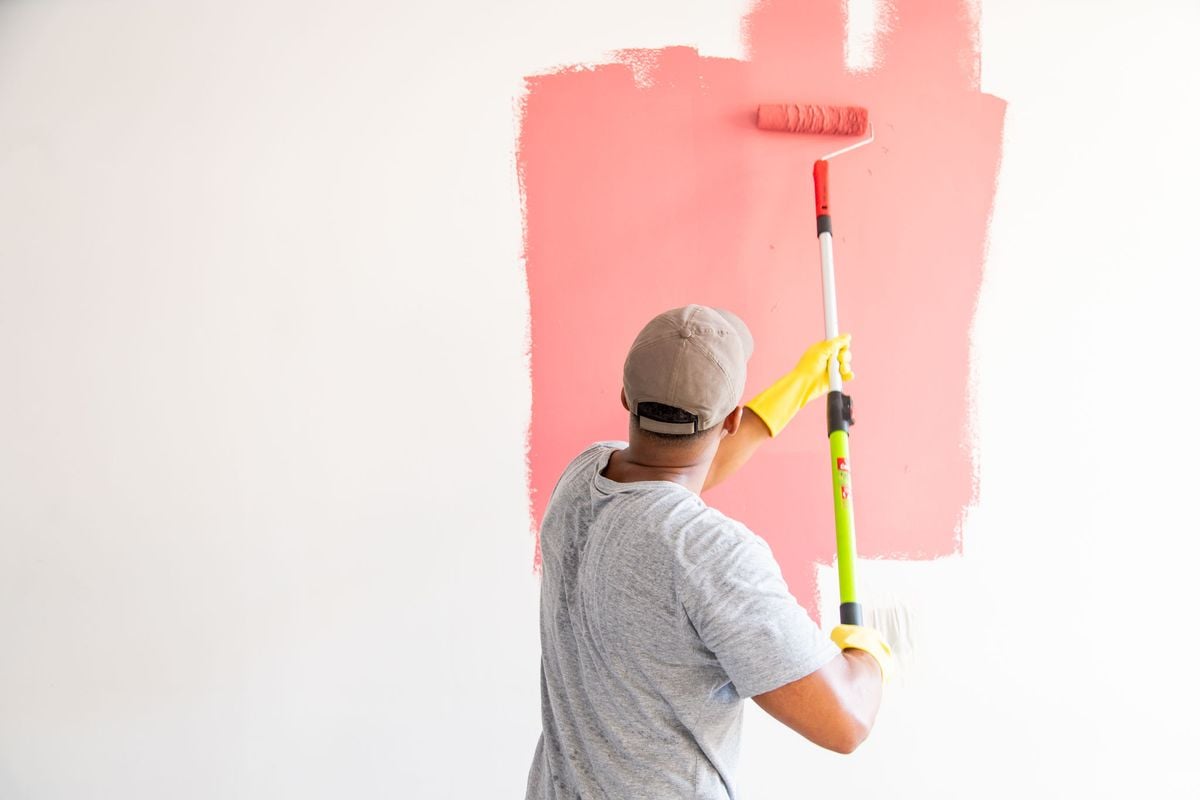 Quem está pensando em pintar ou renovar a mão de tinta do condomínio, precisa ficar atento a alguns pontos que podem ajudar a garantir um serviço eficiente e duradouro.