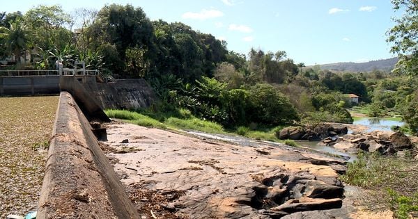 Segundo a empresa, ponto de captação já secou e precisou ser alterado; nível do Rio São José baixou drasticamente, especialmente na última semana