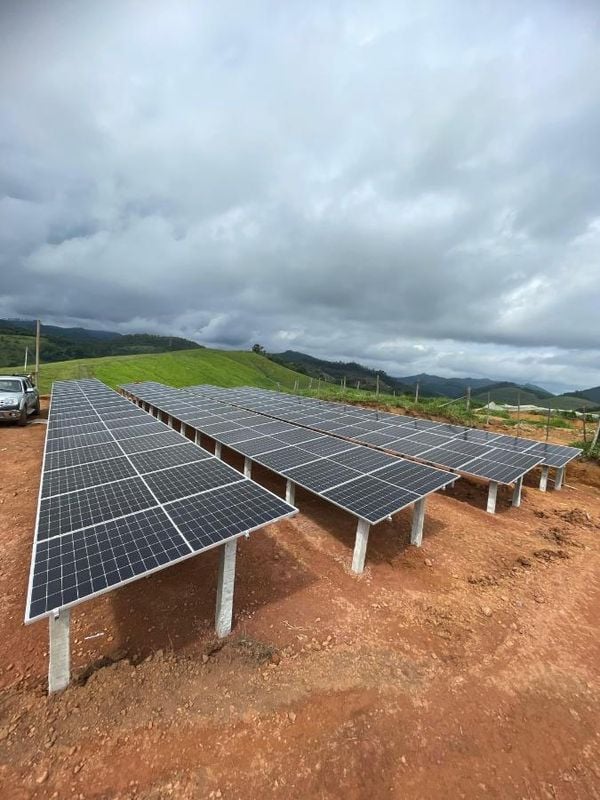 Usina de energia solar com paineis fotovoltaicos