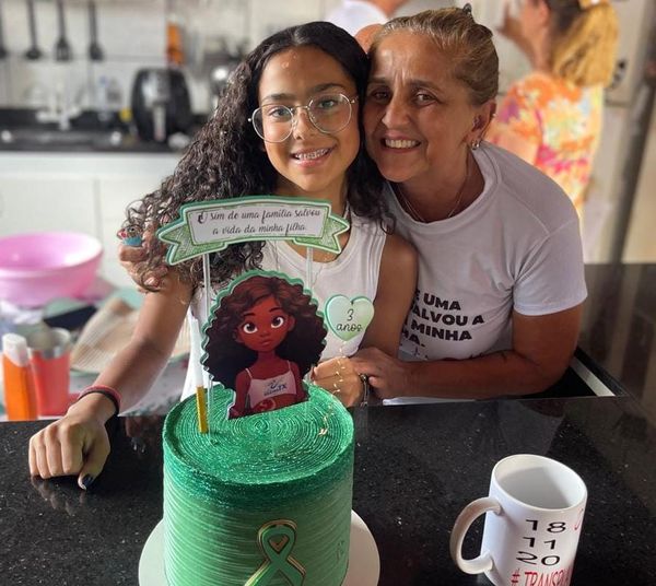 Maria Eduarda e Valeska comemorando três anos do transplante da jovem