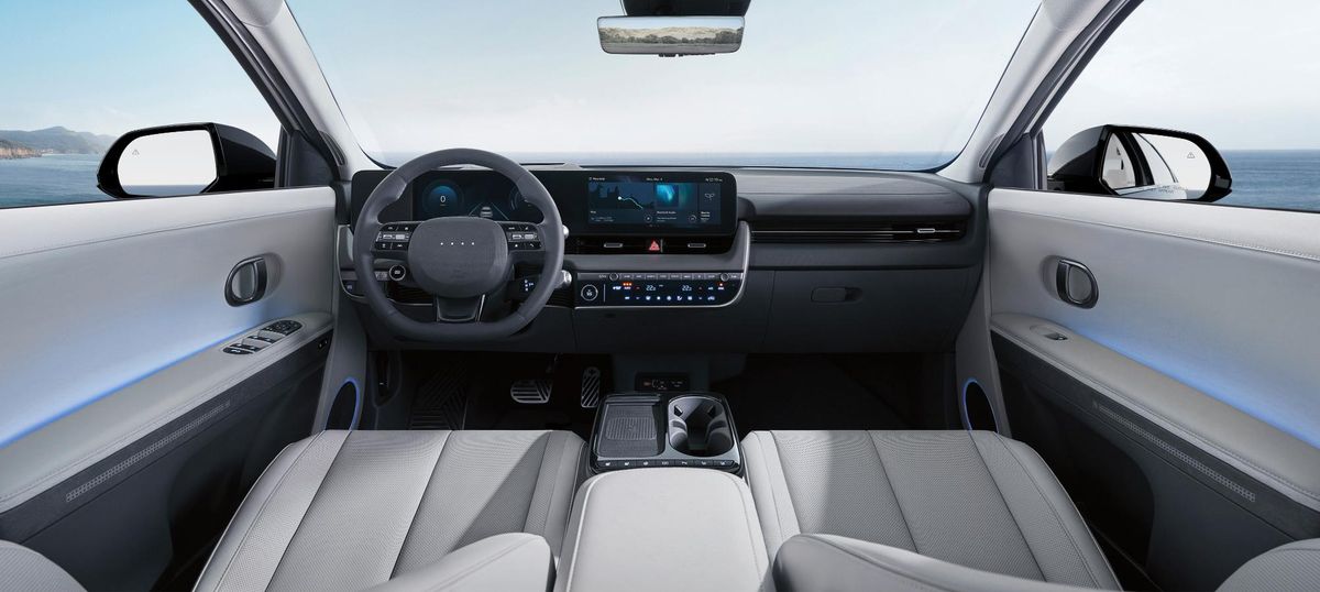 O sistema multimídia tem menus que ajustam a cor da luz ambiente do interior do veículo por Hyundai/Divulgação