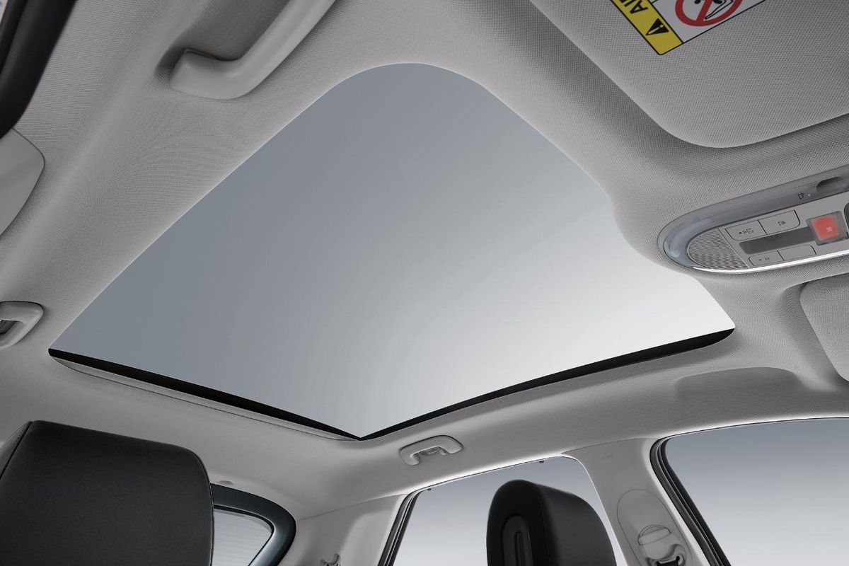 O teto solar panorâmico possui cortinas retráteis que se abrem em sentidos opostos à cabeça dos ocupantes por Hyundai/Divulgação