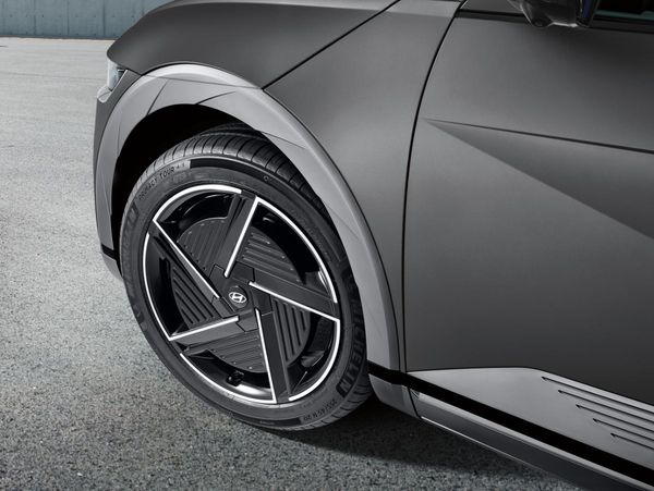 Suas rodas de liga leve são de 20 polegadas e têm formato diamantado por Hyundai/Divulgação