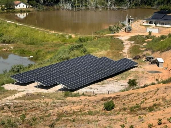 Usina de energia solar com paineis fotovoltaicos