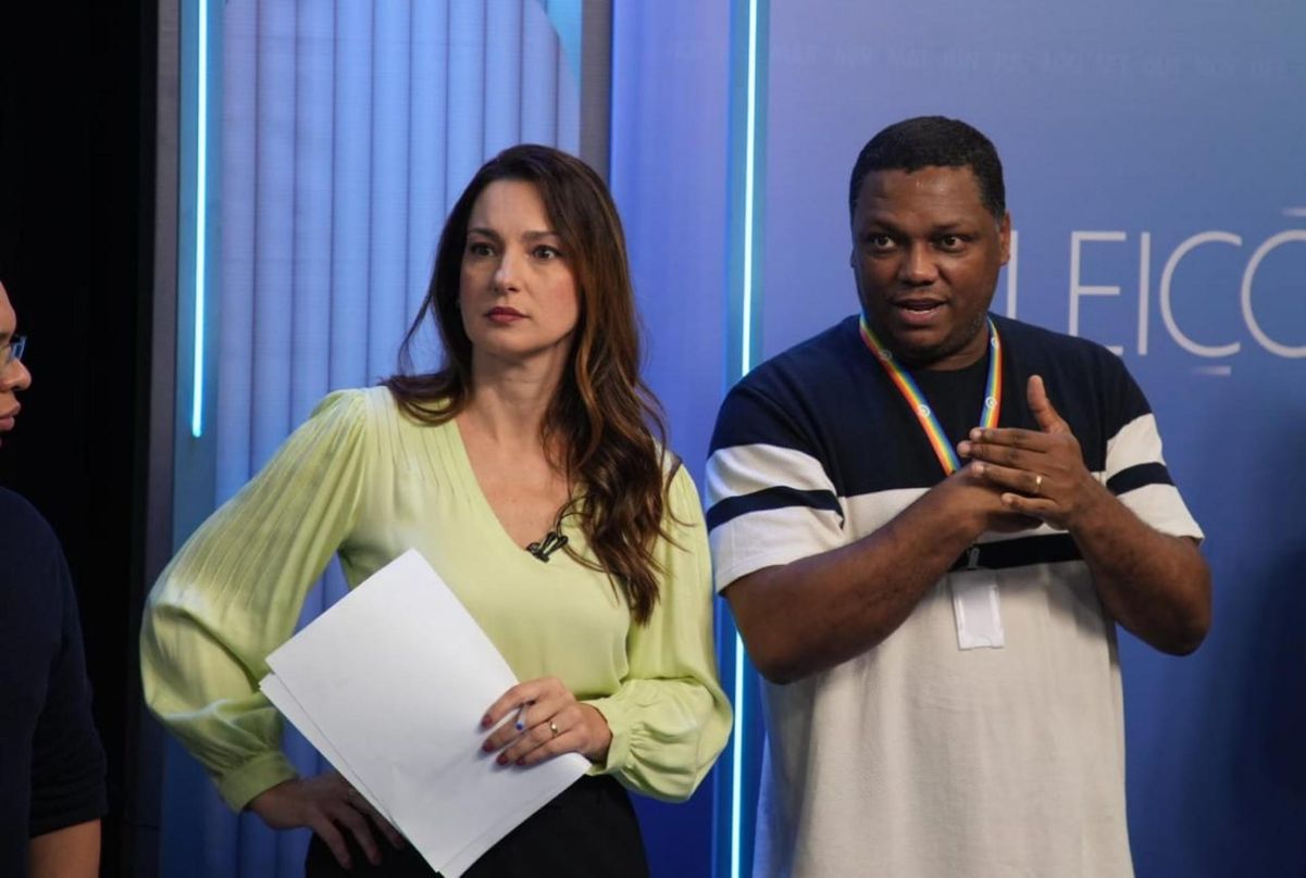 Equipe da TV Gazeta nos preparativos para os debates    por Vitor Jubini   