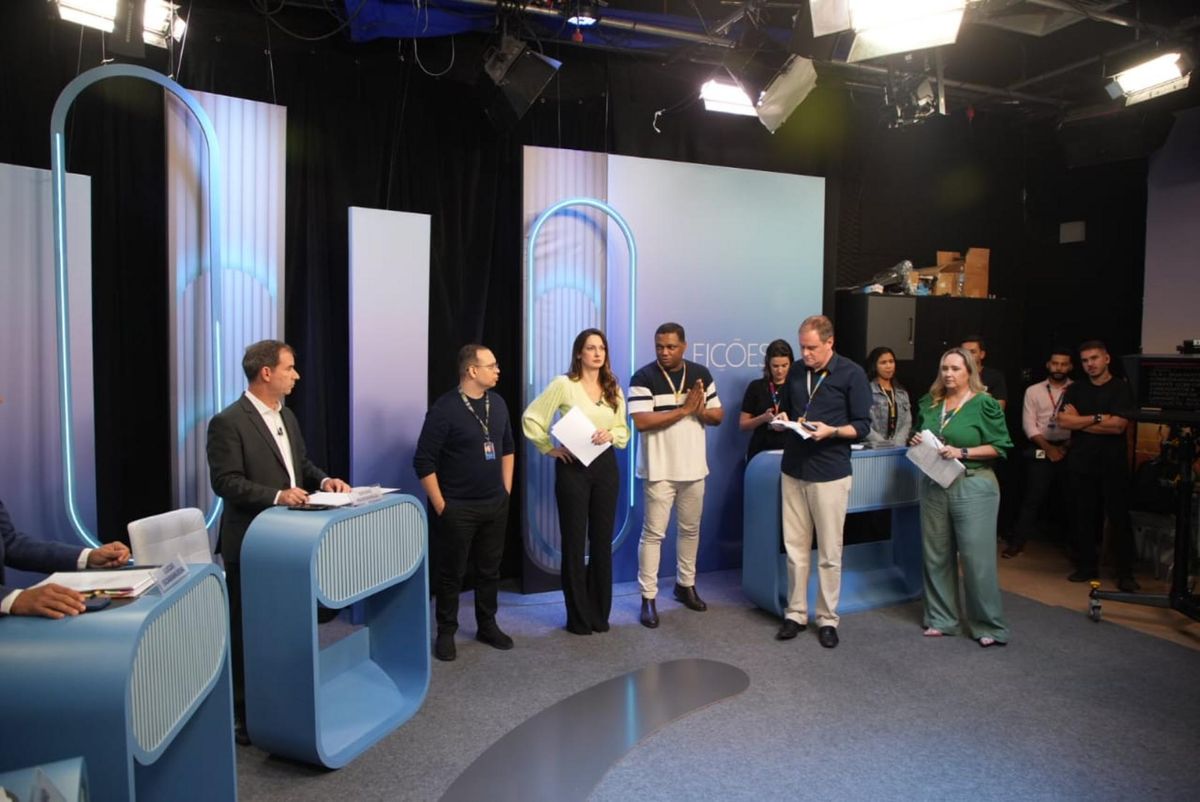 Equipe da TV Gazeta nos preparativos para os debates    por Vitor Jubini   