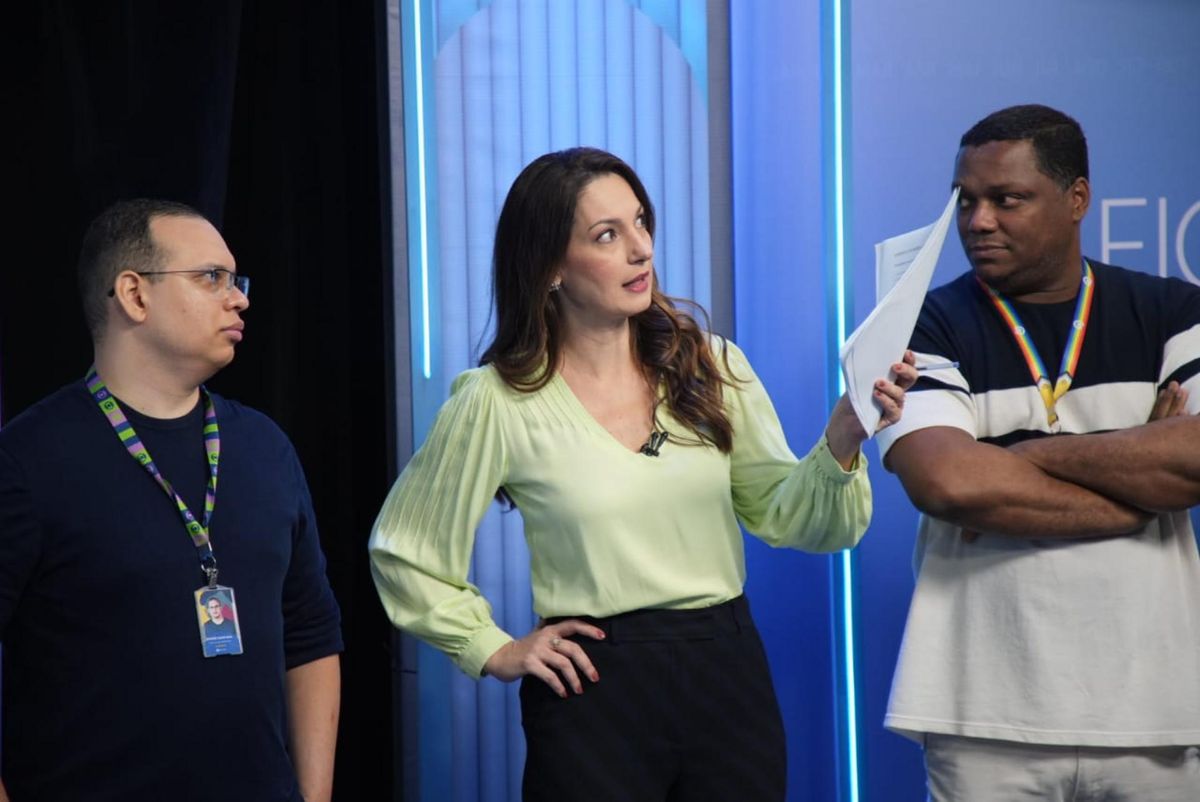 Equipe da TV Gazeta nos preparativos para os debates    por Vitor Jubini   