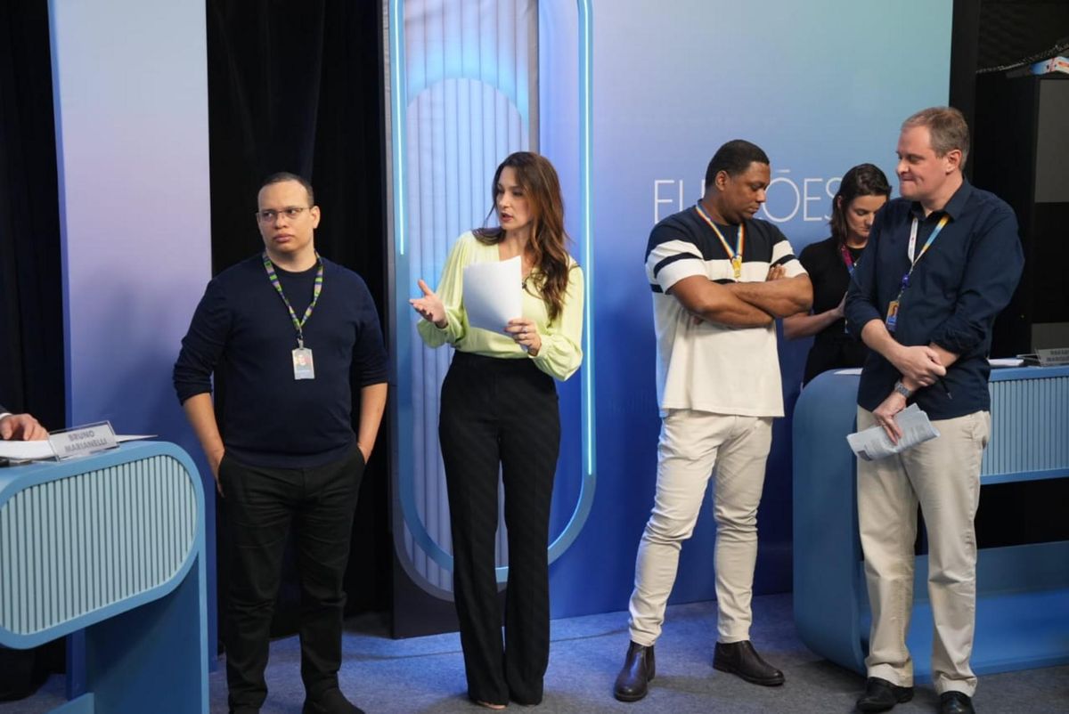 Equipe da TV Gazeta nos preparativos para os debates    por Vitor Jubini   