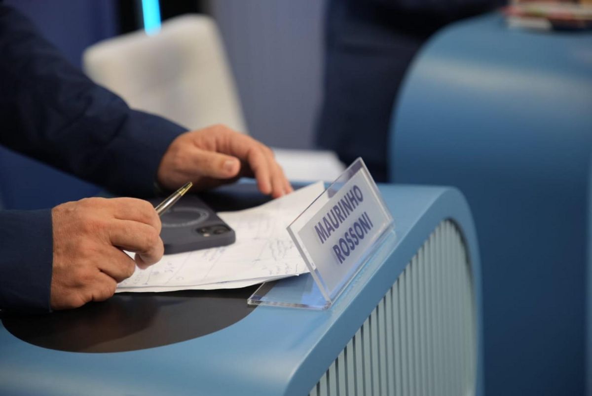 Preparativos para o debate por Vitor Jubini   