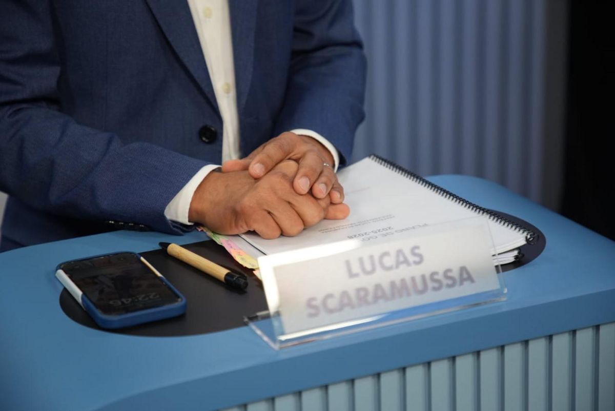 Preparativos para o debate por Vitor Jubini   