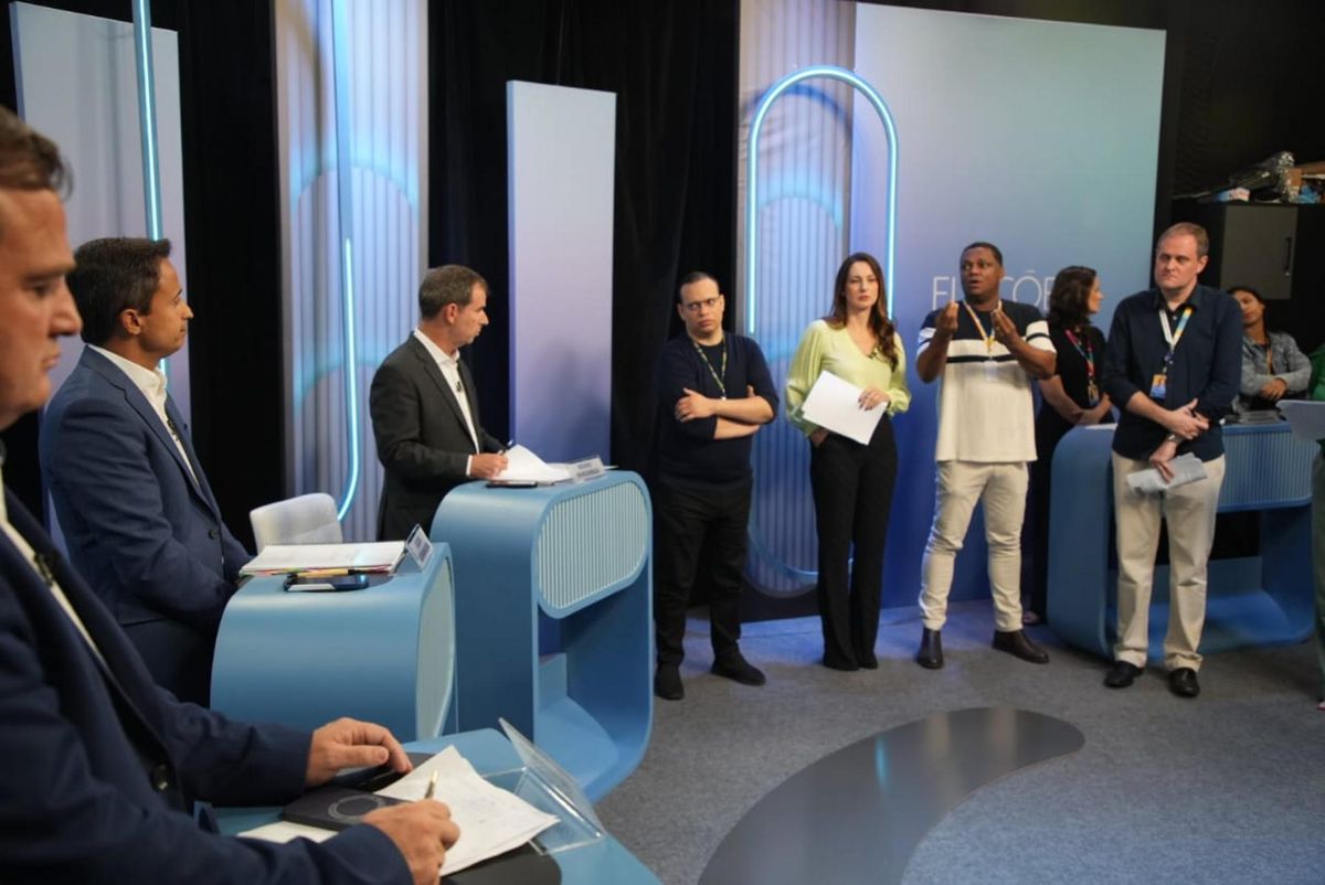 Equipe da TV Gazeta nos preparativos para os debates    por Vitor Jubini   