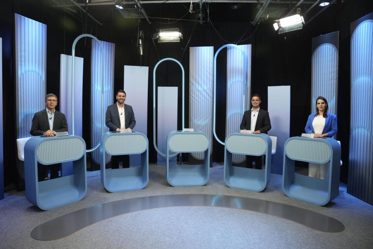 Equipe da TV Gazeta nos preparativos para os debates   