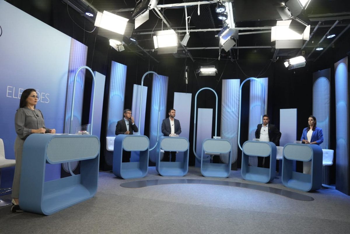 Equipe da TV Gazeta nos preparativos para os debates    por Vitor Jubini   