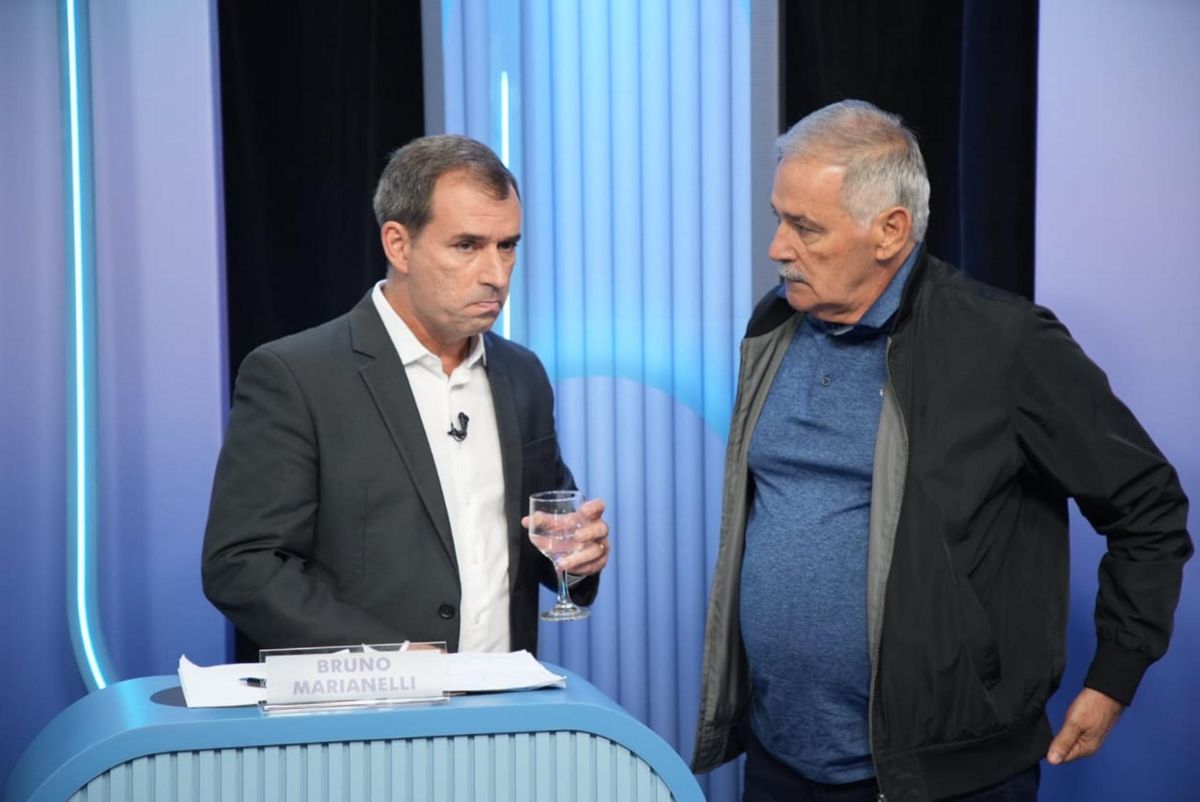 Candidatos a prefeito de  Linhares durante o debate da TV Gazeta  por Vitor Jubini