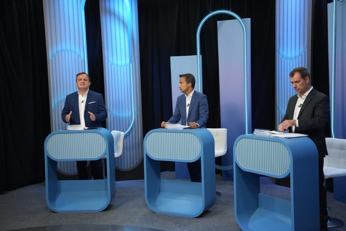 Candidatos a prefeito de Linhares durante o debate da TV Gazeta por Vitor Jubini    