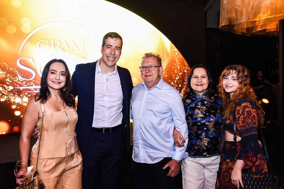 Gustavo Rezende com Vanessa, Jayr, Sandra e Catherine Schmidt 