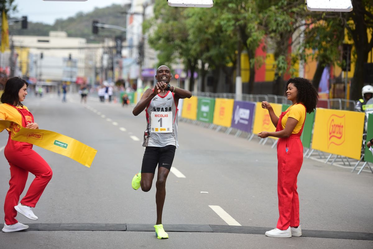Nicolas Kosgei vence as Dez Milhas Garoto por Ricardo Medeiros