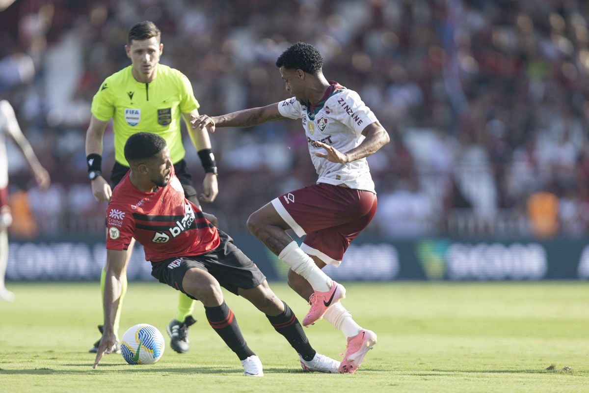  Rhaldney jogador do Atletico-GO disputa lance com Keno  jogador do Fluminense durante partida no estadio Antonio Accioly pelo campeonato Brasileiro 