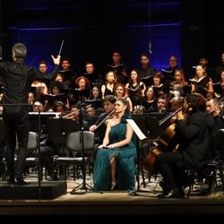 Apresentação da Orquestra Sinfônica do Espírito Santo, sob regência de Gabriel Rhein-Schirato, no aniversário de 10 anos do Sesc Glória.