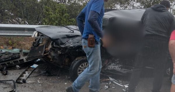 Vítima ficou presa às ferragens de um Fiat Uno e foi resgatada por equipes do Corpo de Bombeiros e do Samu/192