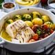 Bacalhau assado com batata e tomate-cereja (Imagem: Chatham172 | Shutterstock)