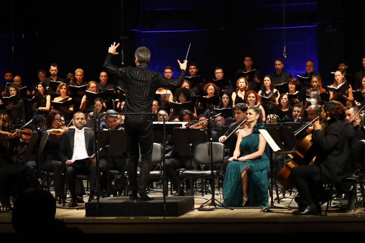 Apresentação da Orquestra Sinfônica do Espírito Santo, sob regência de Gabriel Rhein-Schirato, no aniversário de 10 anos do Sesc Glória