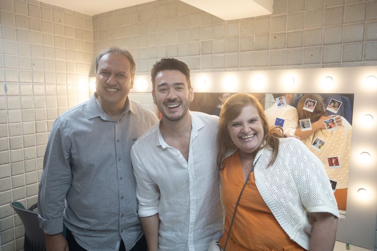 Dr Fabiano Pimentel, diretor-presidente da Unimed Vitória, e sua esposa, Drª Simone Emmerich, com o ator e humorista Marcos Veras, após apresentação de sua peça 