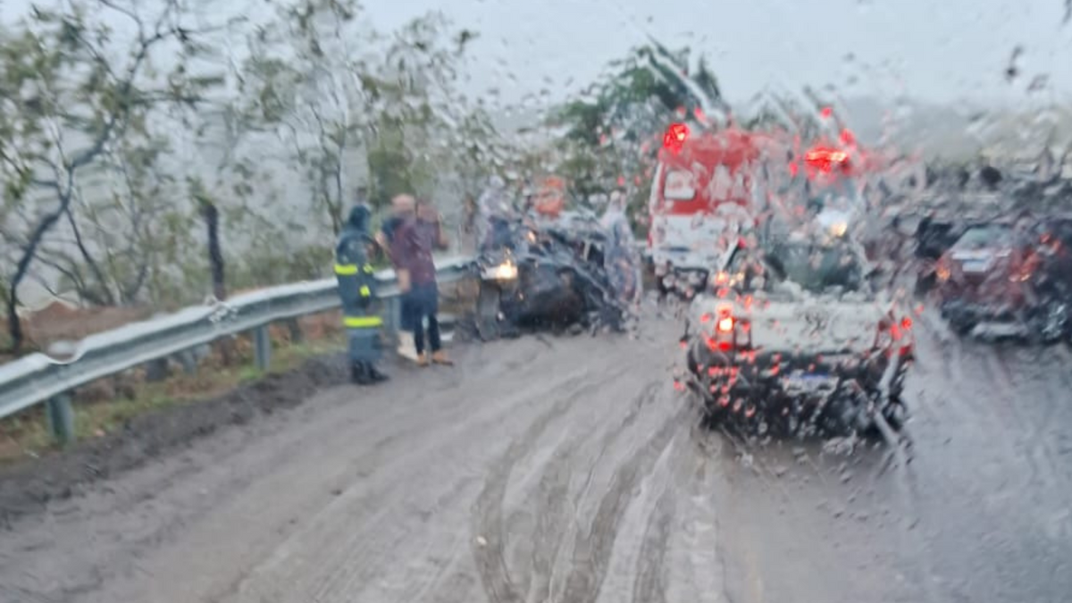 Foto de outro ângulo mostra que chovia no local após o acidente