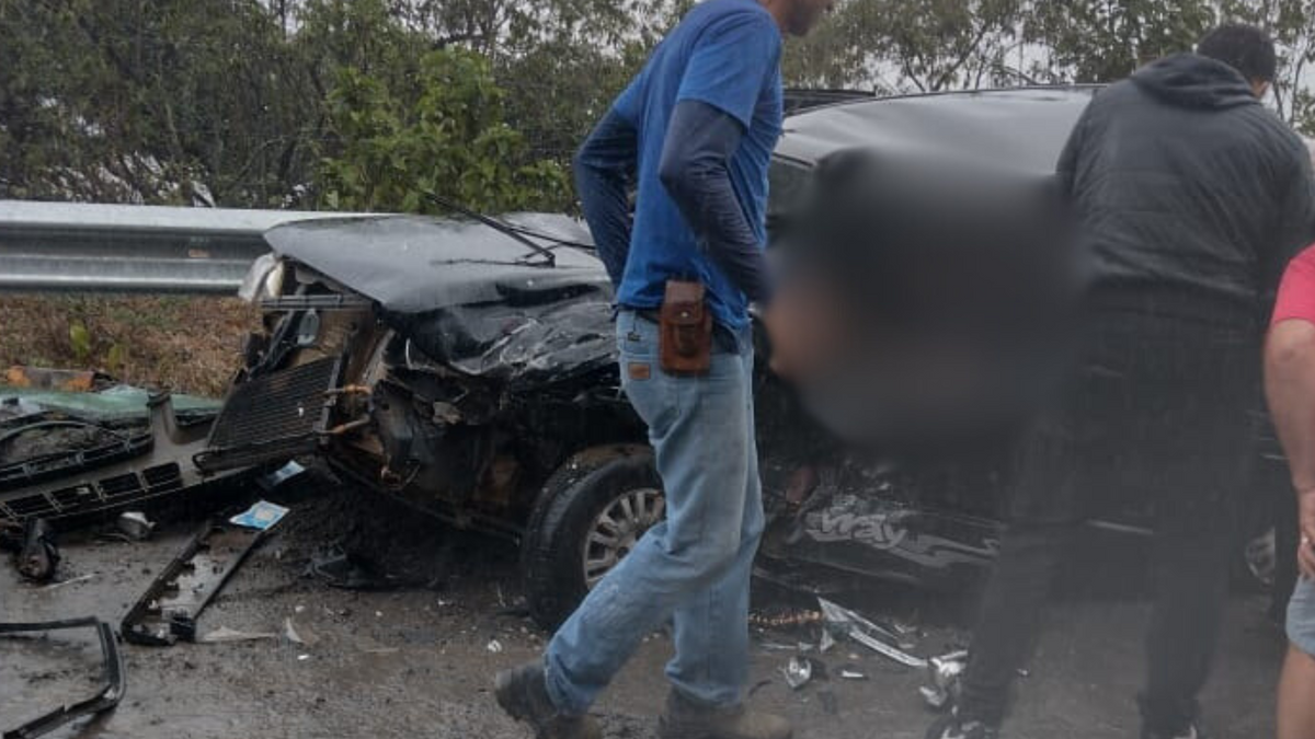 Imagem mostra carro bastante danificado após acidente