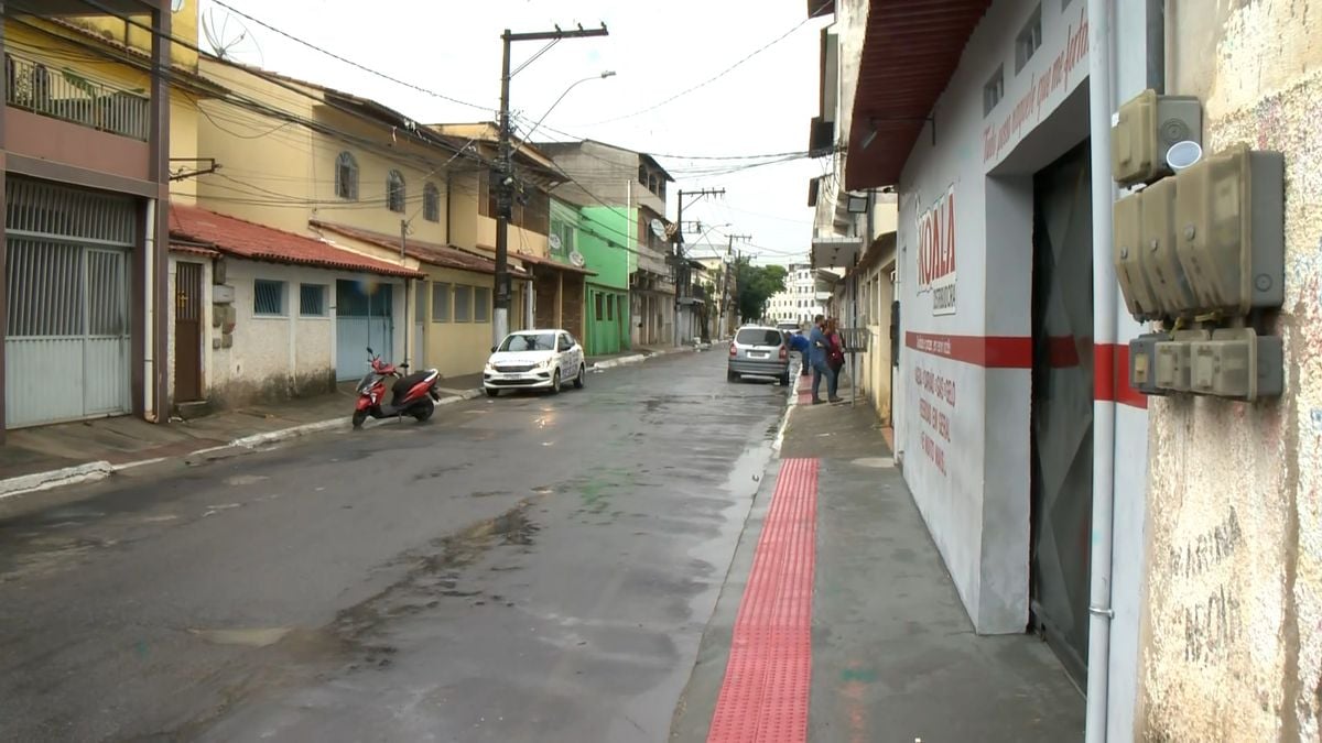 Mulher é baleado na cabeça em distribuidora na Serra