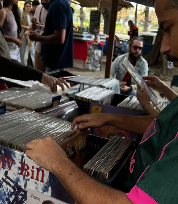 Pedro compra discos em antiquários e feiras