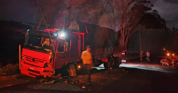 Vítima dirigia carro e que colidiu de frente com caminhão, morrendo no local, na noite de segunda-feira (30)