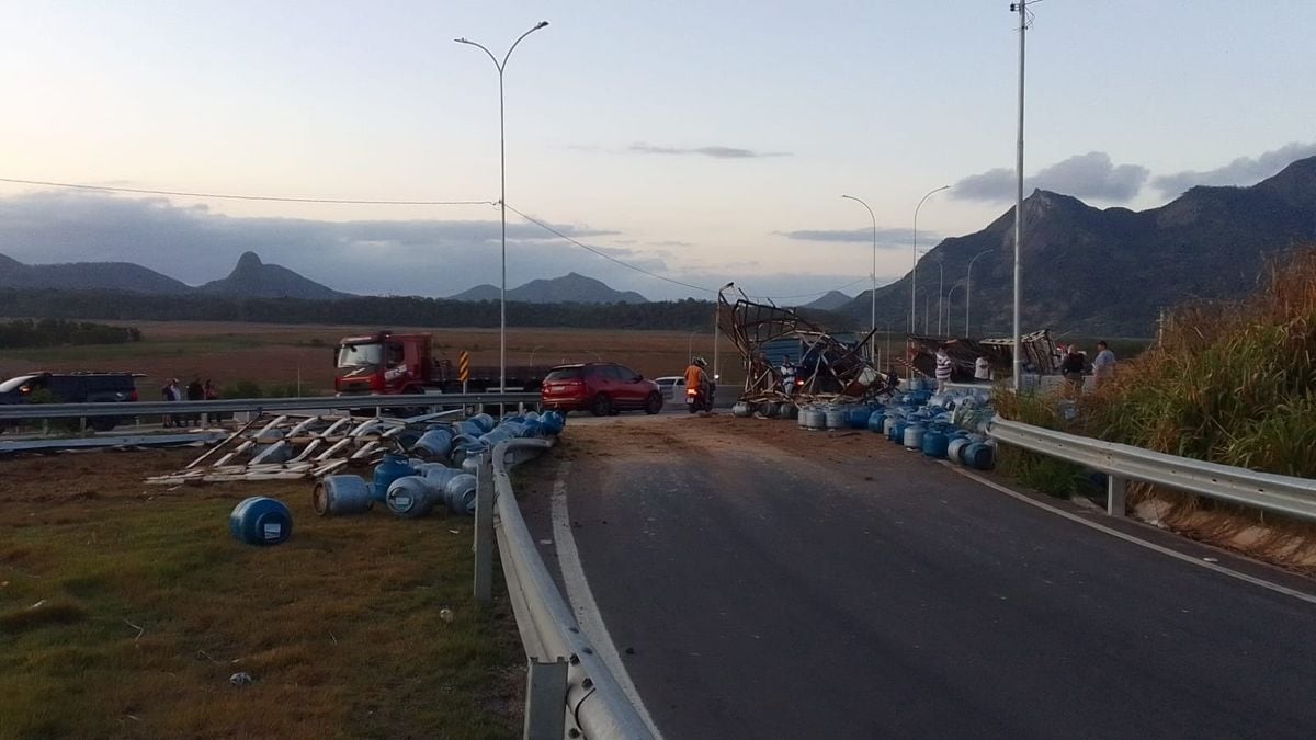 Caminhão com carga de botijão de gás tomba no Contorno do Mestre Álvaro, na Serra. 