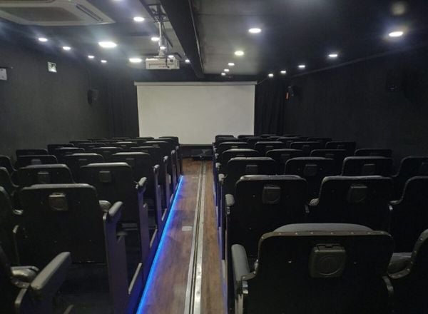 Carreta transformada proporciona experiência semelhante a uma sala de cinema tradicional