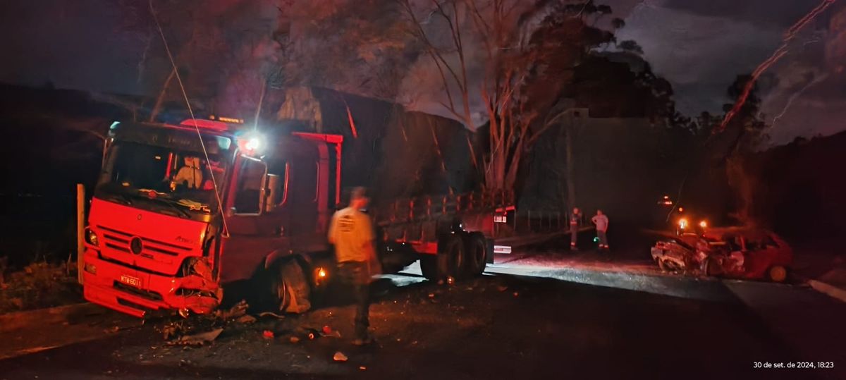 Motorista de carro morre preso às ferragens em Guaçuí após bater em caminhão