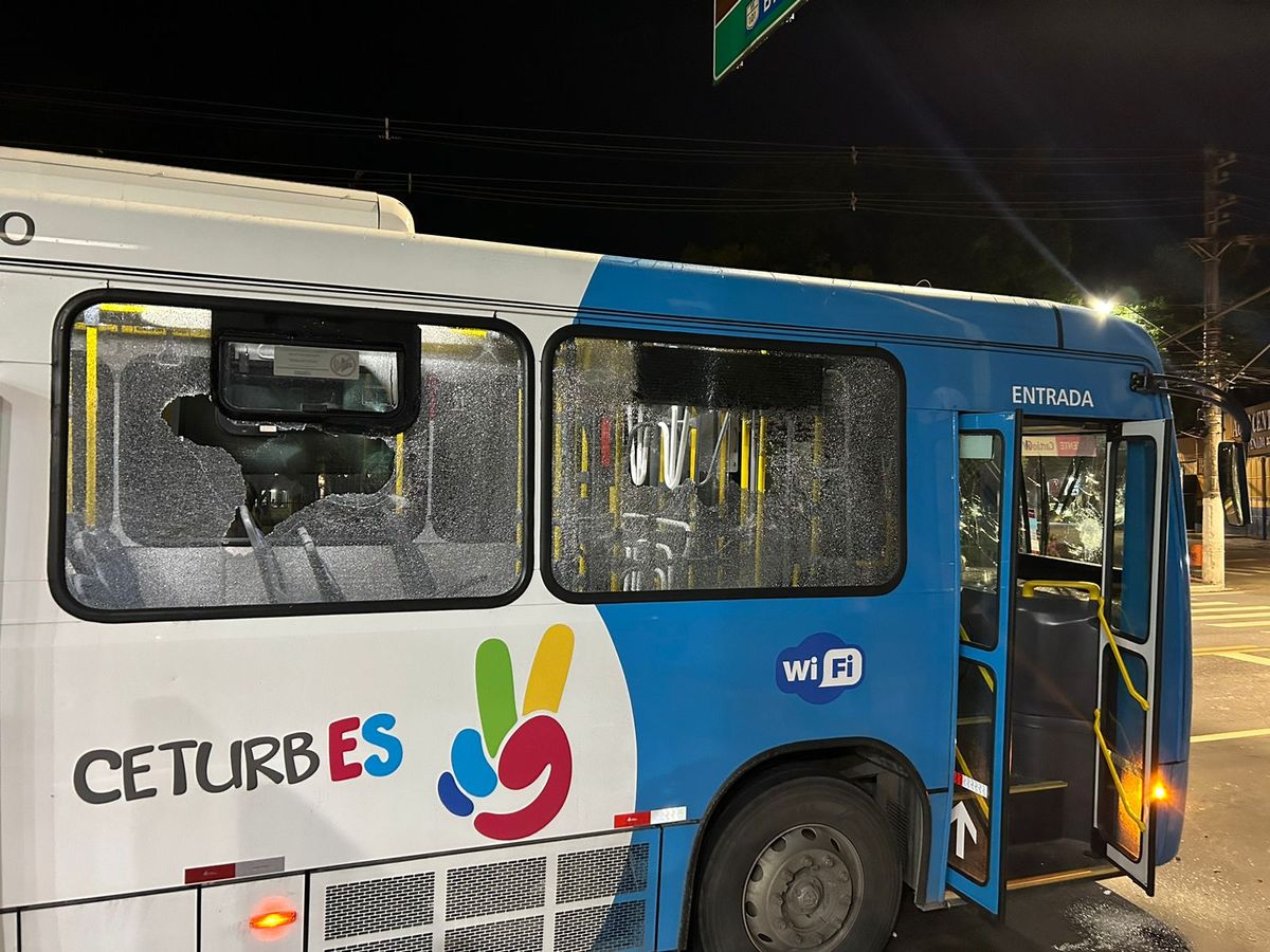 Ônibus depredado em Vitória por Daniel Marçal