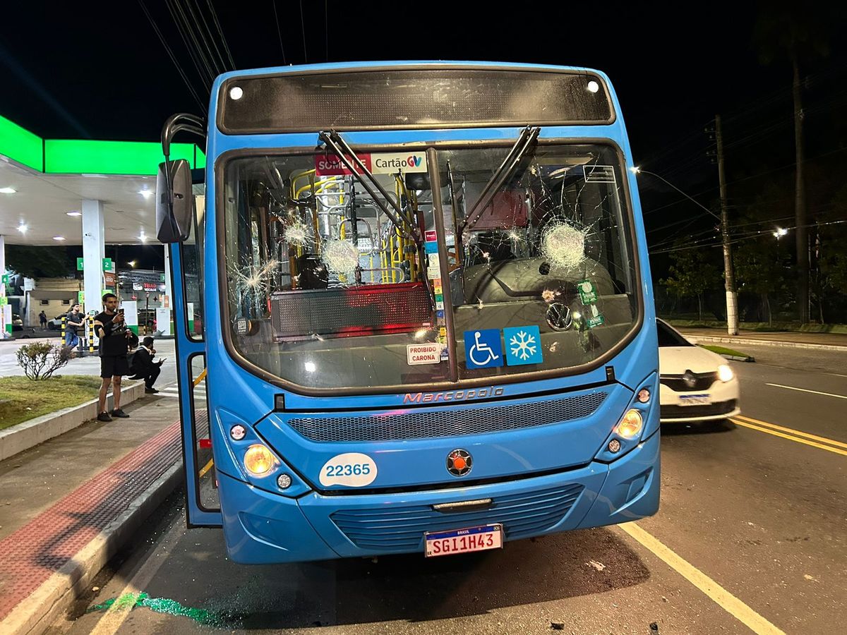 Ônibus depredado em Vitória por Daniel Marçal